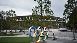 东京新国立竞技场及奥运五环标志
