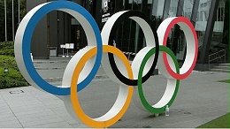 东京奥运会体育馆门前的奥运五环